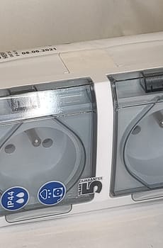 Hermes Gniazdo hermetyczne podwójne z/u 16A IP44 z klapką dymną białe