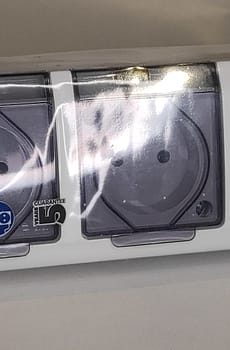 Hermes Gniazdo hermetyczne potrójne z/u z klapką dymną 16A IP44 białe