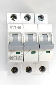 HN-B20/3 WYŁ.NADPRĄDOWY 6KA CIG555 20A