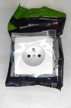 Simon Basic Gniazdo pojedyncze z/u 16A IP20 białe