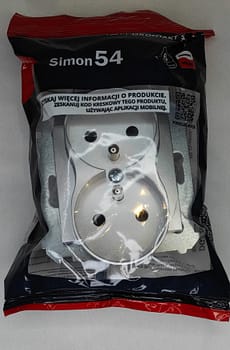 Simon 54 Gniazdo podwójne z/u 16A IP20 z przesłoną torów białe