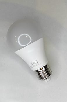 Żarówka CLASSIC E27 10W 900lm 3000K