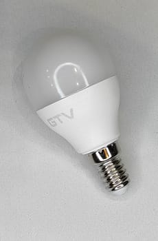 Żarówka LED E14 8W