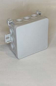 Puszka naścienna 85x40x85mm z dławnicą zintegrowaną samozatrzaskowa seria FASTBOX szara IP54